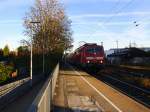 111 128 DB kommt die Kohlscheider-Rampe hoch aus Richtung Neuss,Herzogenrath mit dem RE4 aus Dortmund-Hbf nach Aachen-Hbf und fährt durch Kohlscheid in Richtung Richterich,Laurensberg,Aachen-West. 
Bei schönem Herbstwetter am Morgen vom 2.11.2015.