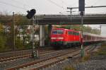 Frisch lackiert scheint die 111 113 zu sein, die hier einen RE4 nach Düsseldorf schiebt am Sonntag den 1.11.2015 in Korschenbroich.