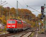   Die 111 122-8 (91 80 6111 122-8 D-DB) der DB Regio NRW fährt am 07.11.2015, mit dem RE 9  rsx / Rhein-Sieg-Express  (Aachen-Köln-Siegen), in den Bahnhof Betzdorf/Sieg ein.