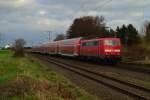 Einen RE4 schiebt die 111 113 durch Herrath nach Dortmund am heutigen Nikolaustag den 6.12.2015