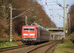 111 127-7 DB kommt die Kohlscheider-Rampe hoch aus Richtung Neuss,Herzogenrath mit einem RE4 aus Dortmund-Hbf nach Aachen-Hbf und fährt durch Kohlscheid in Richtung Richterich,Laurensberg,Aachen-West,Aachen-Schanz,Aachen-Hbf. 
Bei schönem Sonnenschein am Mittag vom 26.12.2015.