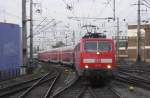 111 115 fährt mit einem RSX (RE 9 Aachen - Siegen) aus fünf Dostos in Köln Hbf ein (30.12.15).