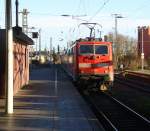 Ein Nachschuss von der 111 169 DB  schiebt den RE4 von Kohlscheid nach Düsseldorf-Hbf bei der Ausfahrt aus dem ,Mönchengladbacher-Hbf und fährt in Richtung Neuss,Düsseldorf.