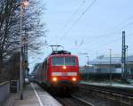 111 074 DB kommt die Kohlscheider-Rampe hoch aus Richtung Neuss,Herzogenrath mit dem RE4 aus Dortmund-Hbf nach Aachen-Hbf und hält in Kohlscheid und fährt dann weiter in Richtung