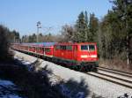 Die 111 028 mit einem RE nach Salzburg am 26.02.2011 unterwegs bei Aßling.