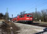 Die 111 023 mit einem RE nach Salzburg am 26.02.2011 bei der Ausfahrt aus Aßling.