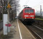 111 098-0 DB  kommt die Kohlscheider-Rampe hoch aus Richtung Neuss,Herzogenrath mit dem RE4 aus Dortmund-Hbf nach Aachen-Hbf und hält in Kohlscheid und fährt dann weiter in Richtung