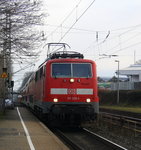 111 125-1 DB kommt die Kohlscheider-Rampe hoch aus Richtung Neuss,Herzogenrath mit dem RE4 aus Dortmund-Hbf nach Aachen-Hbf und hält in Kohlscheid und fährt dann weiter in Richtung Richterich,Laurensberg,Aachen-West,Aachen-Schanz,Aachen-Hbf. Aufgenommen vom Bahnsteig 2 in Kohlscheid.
Bei Sonne und Regenwolken am Morgen vom 23.3.2016.