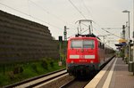 Einen leeren N-Wagenzug schiebt die 111 037-8 durch Allerheiligen gen Neuss. 22.4.2016