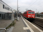 111 149 DB kommt mit dem RE4 von Dortmund-HBf nach Aachen-Hbf und kommt aus Richtung Neuss-Hbf,Mönchengladbach-Hbf,Rheydt-Hbf,Wickrath,Beckrath,Herrath und fährt in Erkelenz ein und