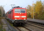 111 156 DB kommt mit dem RE4 von Dortmund-HBf nach Aachen-Hbf und kommt aus Richtung Neuss-Hbf,Mönchengladbach-Hbf,Rheydt-Hbf,Wickrath,Beckrath,Herrath und fährt in Erkelenz ein und