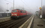 111 143-4 DB  kommt mit dem RE4 von Dortmund-HBf nach Aachen-Hbf und kommt aus Richtung Neuss-Hbf,Mönchengladbach-Hbf,Rheydt-Hbf,Wickrath,Beckrath,Herrath und fährt in Erkelenz ein und