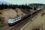 Im April 1982 durchfährt 111 035-2 mit einem Güterzug den Bahnhof Bergen.