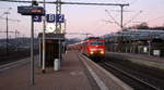 111 128 DB  kommt mit dem RE4 Verstärkerzug von Düsseldorf-Hbf nach Aachen-Hbf und kommt aus Richtung
