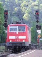 111 180-6 bei der Einfahrt aus Ulm mit einem RE nach Stuttgart in Geislingen (Steige) am 13.05.2007