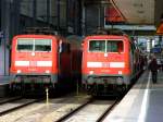 111 187 mit RE nach Passau Hbf und 111 130 mit RE nach Regensburg Hbf am 30.06.2007 in Mnchen Hbf.