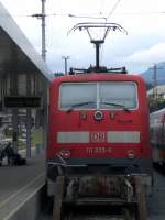 111 025-3 steht mit R 5420 zur Fahrt nach Mnchen ber Seefeld, Mittenwald in Innsbruck Hbf bereit.
13.9.2008