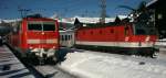 Mittenwaldbahn: 1144-249 schiebend auf dem Wege nach Garmisch trifft im herrlich tief verschneiten Bahnhof Seefeld 111-049 auf dem Wege nach Innsbruck: 5.2.2005 kHds
