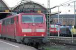 Im Vordergrund steht der RE13 nach Venlo mit 111 117, dahinter die S8 mit 143 247-5 und daneben zwei Dispoloks, aufgenommen am 10.04.2009 in Mgladbach HBF