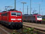 111 150-9 hat einfahrt in Aachen West. Im Hintergrund steht 185 595-6 der Crossrail mit einem Containerzug abfahrtbereit.