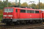 Die BR 111 198-8 als Regionalexpress kommend von Frankfurt Hauptbahnhof. Aufgenommen am 26.10.2009 am Bahnhof Frankfurt Stadion am Bahnsteig 1.