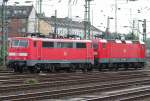 Die 143 039-6 zieht 111 160-8 als lokzug durch Dsseldorf HBF am 18.06.2010