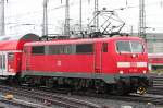 Die 111 008 zieht einen RE ein in Frankfurt a.M.