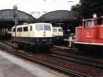 Drei Farbvariante der BR 111: 111 019-6 auf Aachen Hauptbahnhof am 13-07-1998. Bild und scan: Date Jan de Vries.