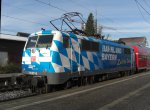 Die frisch beklebte 111 017-0 konnte ich zum ersten Mal am 25. November
im Bahnhof von Prien am Chiemsee erwischen. Die Lok befand sich am
Zugende, auf der Fahrt von Salzburg nach München.