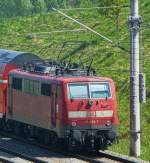 Die Mnchner 111 066-7 schiebt den RE 59096 von Mnchen Hbf nach Nrnberg Hbf. Der nchste Halt ist Petershausen (Obb), 07.05.2011