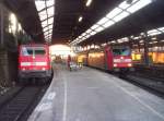 Ein ungleiches Paar. Die 111 152(Rhein-Sieg-Express) aus Gieen kommend und die 146 031(NRW-Express) zur Abfahrt bereit nach Hamm(Westf) nebeneinander in Aachen Hbf am 23.01.2006