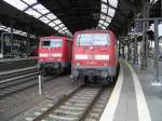 111 080-8 und 111 015-4 stehen mit ihren Zgen im Aachener Hbf, die 080 und ihr Zug sind spter  zur Waschanlage gefahren (Mo,25.07.11)