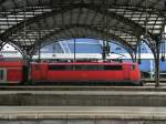 DB 111 015-4 wartet mit einem Regionalzug am Kln Hauptbahnhof, am 16.