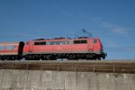 Eine 111er am 10.03.12 mit dem Bahnderl aus Salzburg in Mnchen-Trudering