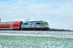 Die 111 066-7 vor einem Regionalzug bei bersee in Richtung Salzburg ladt ein zu einem Biergartenbesuch am 03.12.12.