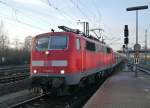 111 018-8 mit den bei 111ern seltenen DSA200-Stromabnehmern rangiert mit einem Regionalzug in den Mannheimer Hbf. (12.12.2012)