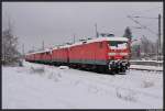Da nun endlich auch der Winter in Mittelfranken angekommen ist, gibt es hier mal noch ein Bild mit Schnee von den abgestellten Loks im Bahnhof Roth.
Genau handelt es sich um 143 847-2, 143 652-6, 111 205-1, 143 659-1, 143 094-1, 143 895-1 und 143 123-8.
Das Bild wurde von ffentlich zugnglichem Gelnde aus am 18. Januar 2012 gemacht.