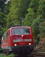 Aus Heidelberg kommend fhrt die 111 045-1 eine RE in Richtung Heilbronn bei Zwingenberg ist sie hier zu sehen.21.9.2012