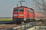 Nachschuß auf die schiebende 111 115 die einen RE7 an der K33 Brücke bei Allerheiligen am Fotografen vorbei gen Köln schiebt. Dienstag den 17.3.2015