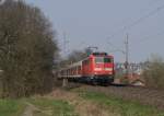 111 122 mit N-Wagen als RE4 Wupper-Express Verstärkerzug, auf der steilen Rampe zwischen Herzogenrath HBF und Her.Kohlscheid (KBS 485, Km 15,0 ). Bei Frühlings Wetter am 9.4.2015 