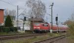 111 016 mit einem RE4 nach Aachen Hbf, hier verlässt der Zug gerade Erkelenz.
Im hintergrund ist noch das ehemalige Stellwerk zu erkennen. Samstag 11.4.2015