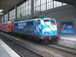 111 017 steht in Mnchen auf Gleis 11 bereit zur Abfahrt als RE nach Salzburg HBF. (20.08.2011)