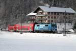 111 017 mit Doppelstockwaggons im Einsatz whrend des Biathlonweltcups zwischen Traunstein und Ruhpolding, aufgenommen bei Eisenrzt am 13.01.2013