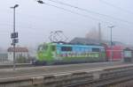 Mal wieder ein Bild für die Kategorie  Mißlungene Aufnahmen . Der Fotograf steht bei falschem Wetter am falschen Bahnsteig um bei falschen nebligen Wetter die bunte 111 039-4er auch noch schiebend statt ziehend abzulichten. Mehr falsch geht nicht. Plattling 09.10.2015