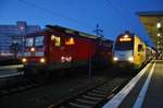 112 189 trifft am 11.3.2017 mit dem RE3 (RE3353) von Schwedt(Oder) nach Berlin Hauptbahnhof (tief) in Berlin Lichtenberg auf 445 100-1  Schwerin  als RE2 (RE63985) von Cottbus nach Wittenberge. 