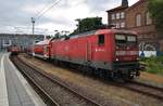 112 173-0 macht sich am 25.6.2017 mit dem RE8 (RE21422) von Hamburg Hauptbahnhof nach Lübeck-Travemünde Strand im Lübecker Hauptbahnhof auf den Weg.