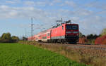 112 164 bespannte am 22.10.17 einen Fussballsonderzug von Leipzig nach Berlin. Hier rollt der Zug durch Gräfenhainichen.