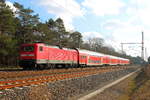 Die 112 121 mit dem RE 92428 von Oranienburg nach Rostock Hbf am 13.02.2018 in Nassenheide.