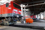 Blick auf eine Lok der BR 112 in der DB Werkstatt Rostock bei einer geführten Werksführung am „Tag der offenen Tür“.