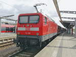 112 109 steht im Hauptbahnhof von Rostock am 31. August 2018 zur Fahrt nach Elsterwerder über Berlin als RE 5.